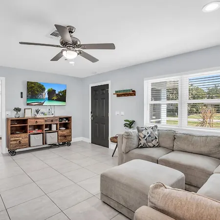 Salt Water Heated Pool Home With A Tiki Bar, A Garage Game Room And 4 Bikes Naples Exterior photo