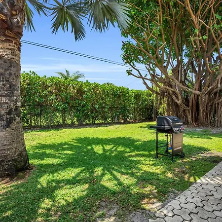 Salt Water Heated Pool Home With A Tiki Bar, A Garage Game Room And 4 Bikes Naples Exterior photo