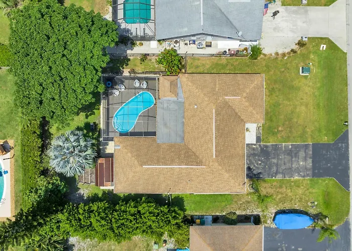 Salt Water Heated Pool Home With A Tiki Bar, A Garage Game Room And 4 Bikes