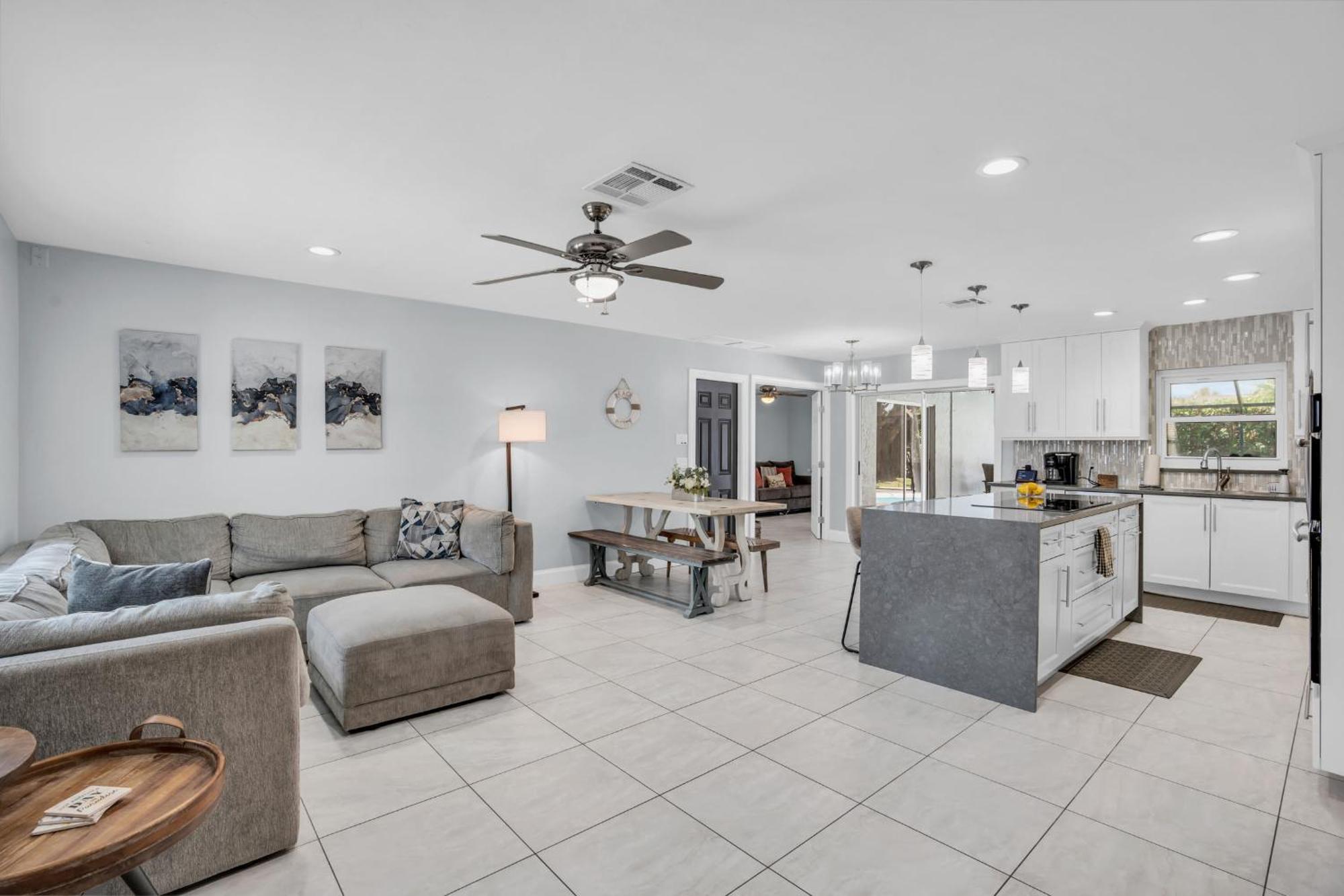 Salt Water Heated Pool With A Tiki Bar, A Garage Game And 4 Bikes * North Naples