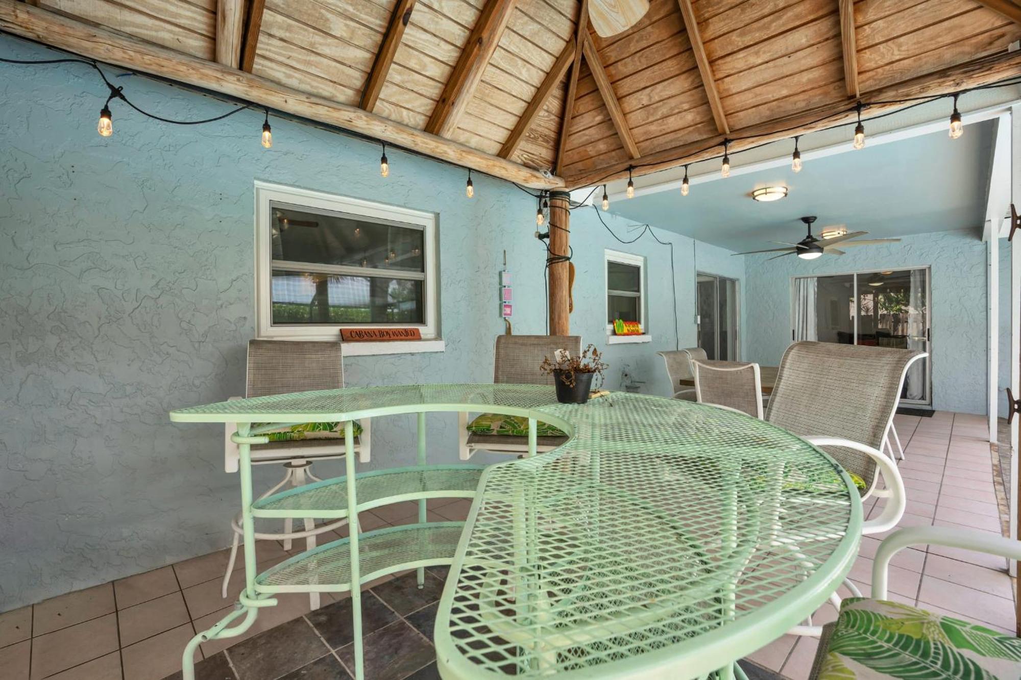 Holiday home Salt Water Heated Pool With A Tiki Bar, A Garage Game And 4 Bikes