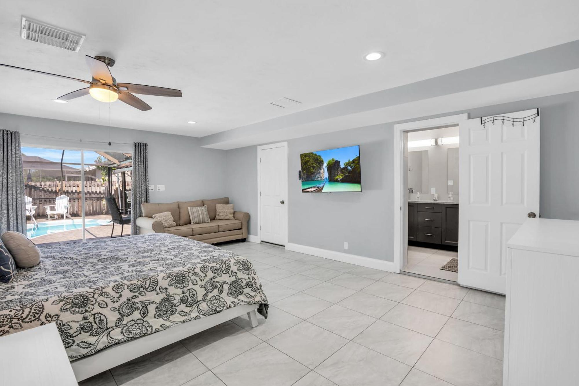 Salt Water Heated Pool With A Tiki Bar, A Garage Game And 4 Bikes Holiday home