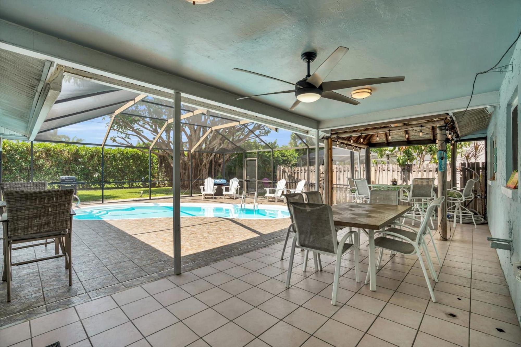 Salt Water Heated Pool With A Tiki Bar, A Garage Game And 4 Bikes Holiday home