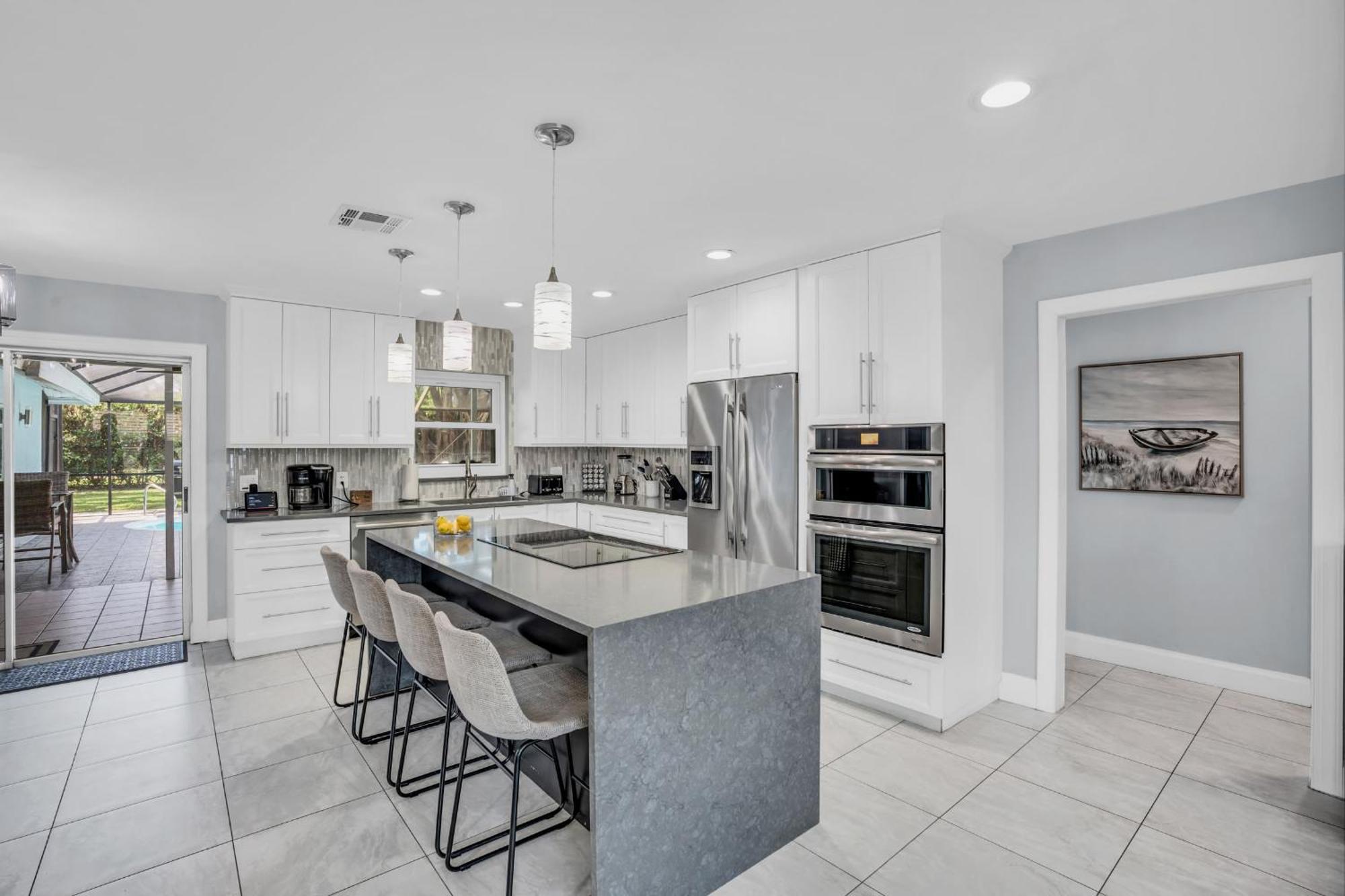 Salt Water Heated Pool With A Tiki Bar, A Garage Game And 4 Bikes Holiday home Naples